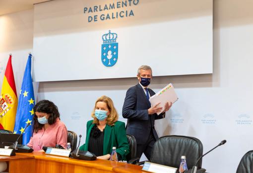 Rueda, momentos antes de intervenir ante la comisión tercera del Parlamento gallego