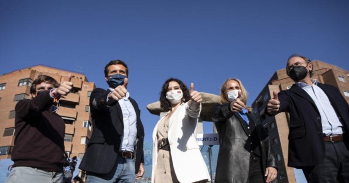 José Luis Martínez-Almeida, Pablo Casado, Isabel Díaz Ayuso, Ana Camins y Pío García Escudero, en el cierre de la campaña electoral del 4 de mayo