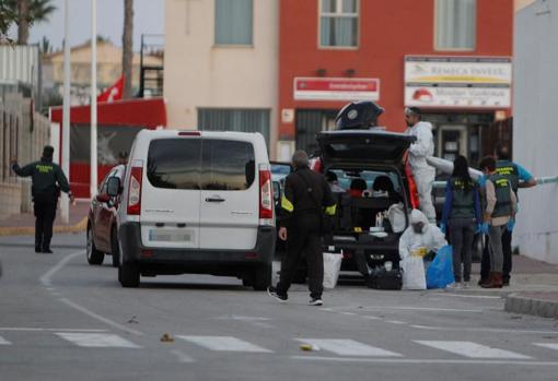 Efectivos de la Policía Judicial y la Guardia Civil durante la inspección ocular y la búsqueda de restos del cadáver descuartizado