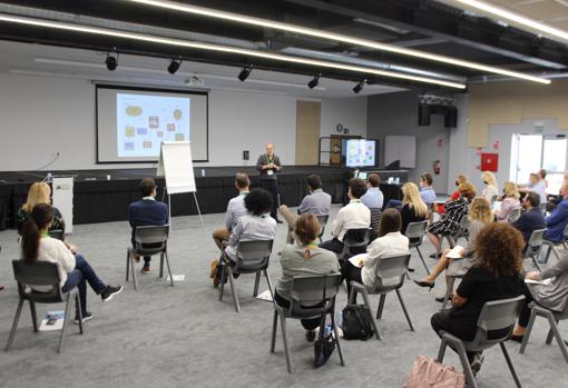 Sesión de la reunión internacional de la Red de Mejora Escolar Cognita