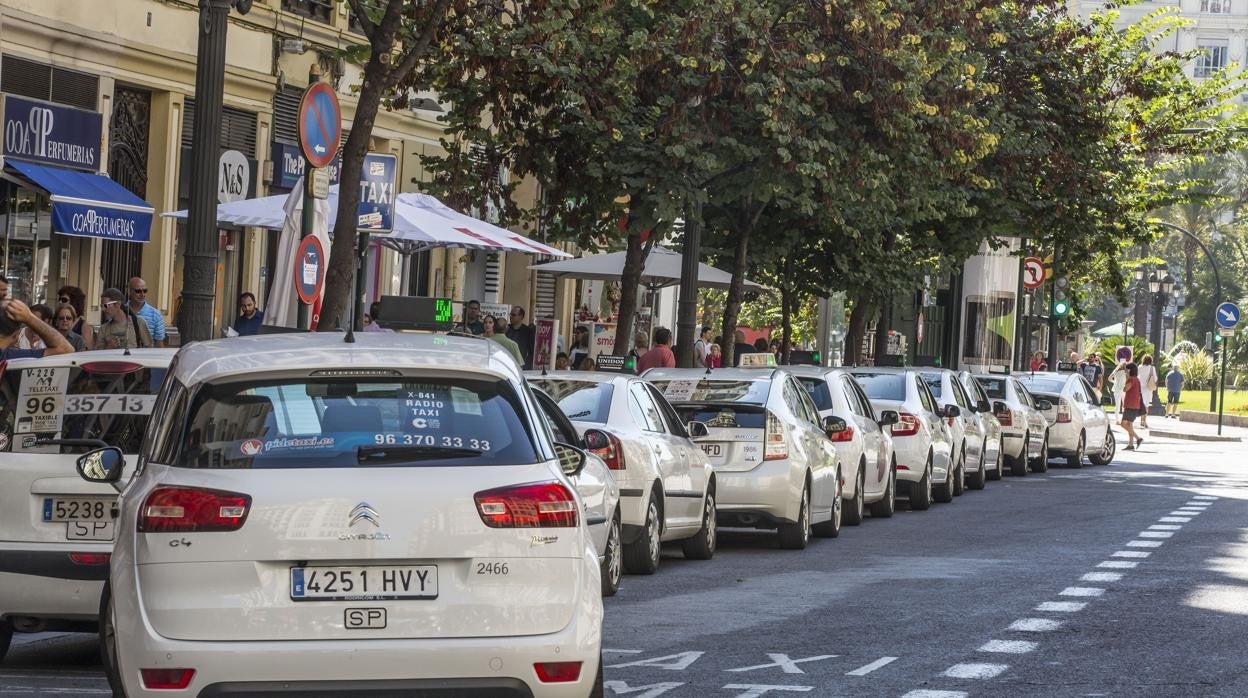 Imagen de archivo de diferentes taxis en el centro de Valencia