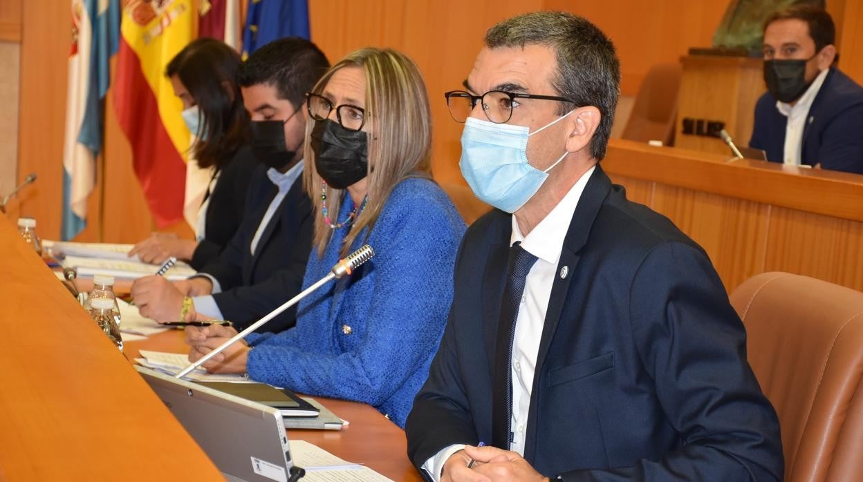 Hidalgo, en primer plano, durante el pleno celebrado en el Ayuntamiento de Talavera