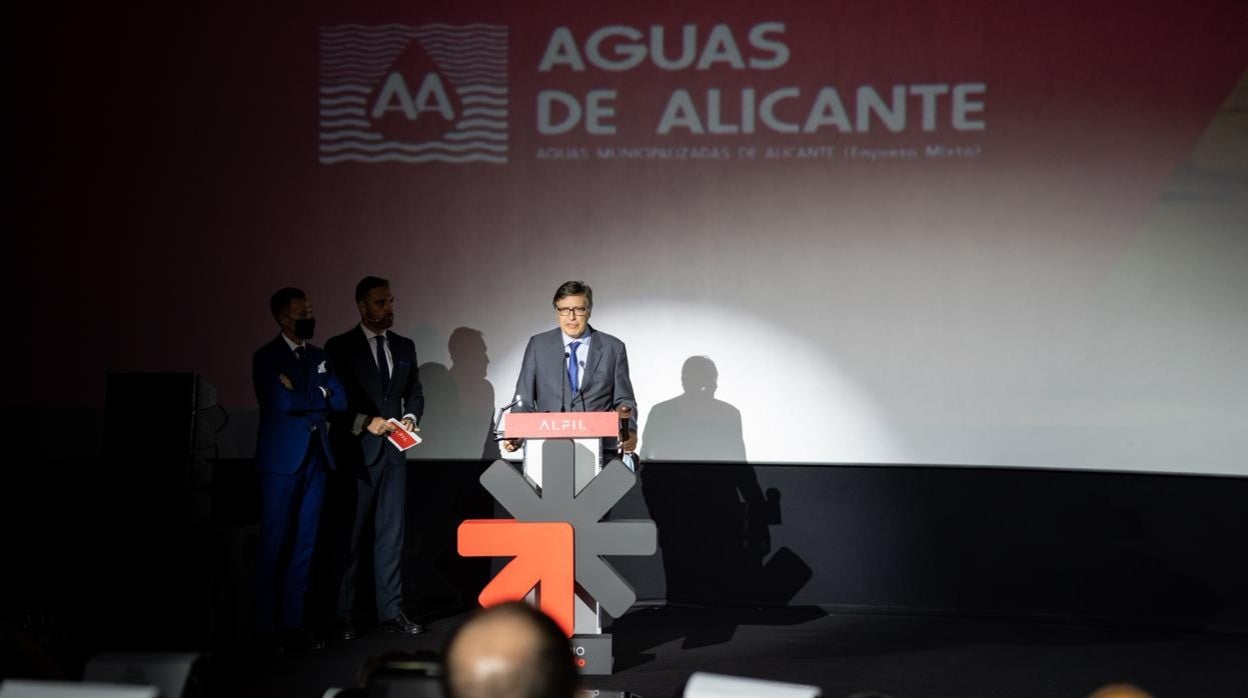 Entrega del galardón de los Premios Alfil a Aguas de Alicante