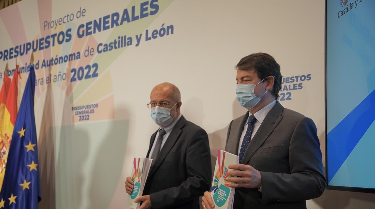 El presidente de la Junta, Alfonso Fernández Mañueco, acompañado por el vicepresidente, Francisco Igea, presenta el proyecto de Ley de Presupuestos Generales de la Comunidad para 2022