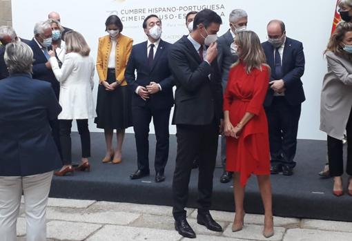 Sánchez dialoga con Díaz, al concluir la foto de familia de la Cumbre de Trujillo