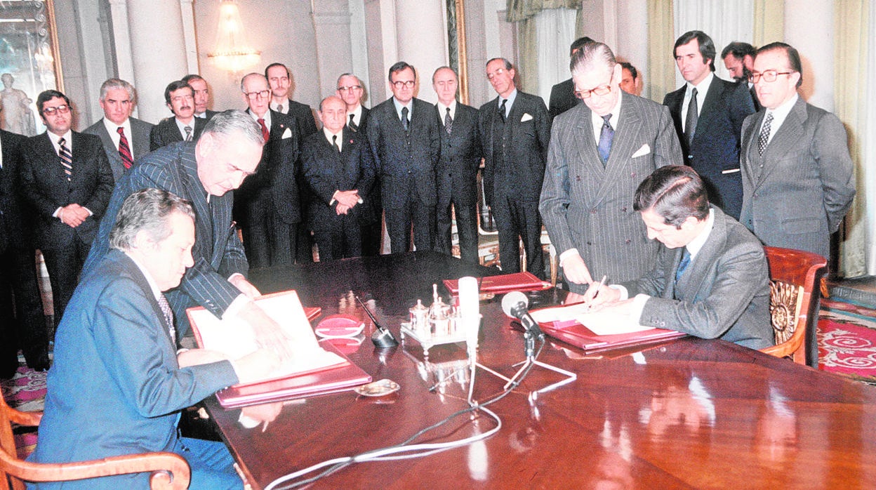 Visita de Soares a España en 1977 . En la foto, con Adolfo Suárez firmando el Tratado de Amistad y Cooperación