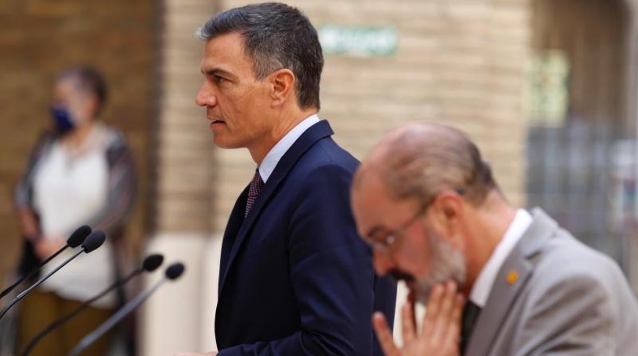 Pedro Sánchez junto al presidetne aragonés Javier Lambán, el pasado septiembre en Zaragoza