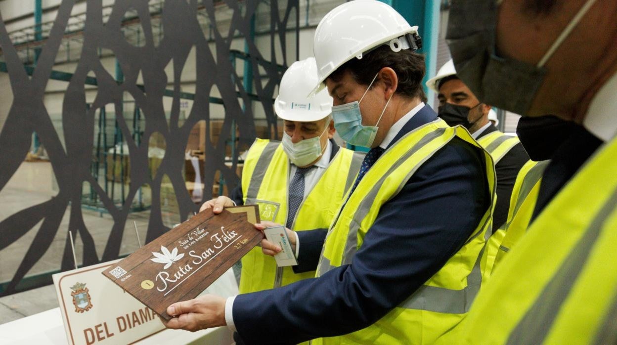 El presidente de la Junta de Castilla y León, Alfonso Fernández Mañueco visita las instalaciones de la empresa Tvitec en Cubillos del Sil (León)