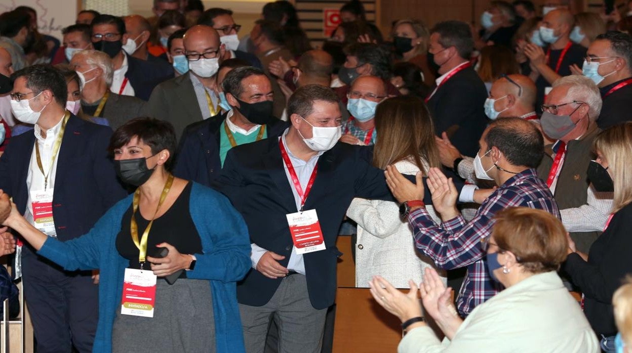 Page junto a dos ministros de Sanchez, la alcaldesa de Toledo, y otros cargos entra en el salón donde se celebra el Congreso del PSOE