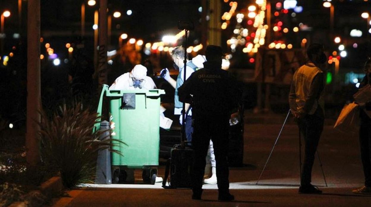 Inspecciones de un contenedor de basura en busca de restos de la mujer descuartizada