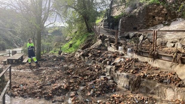 Las fuertes lluvias provocan una avería en la red de saneamiento del Paseo de Cabresteros