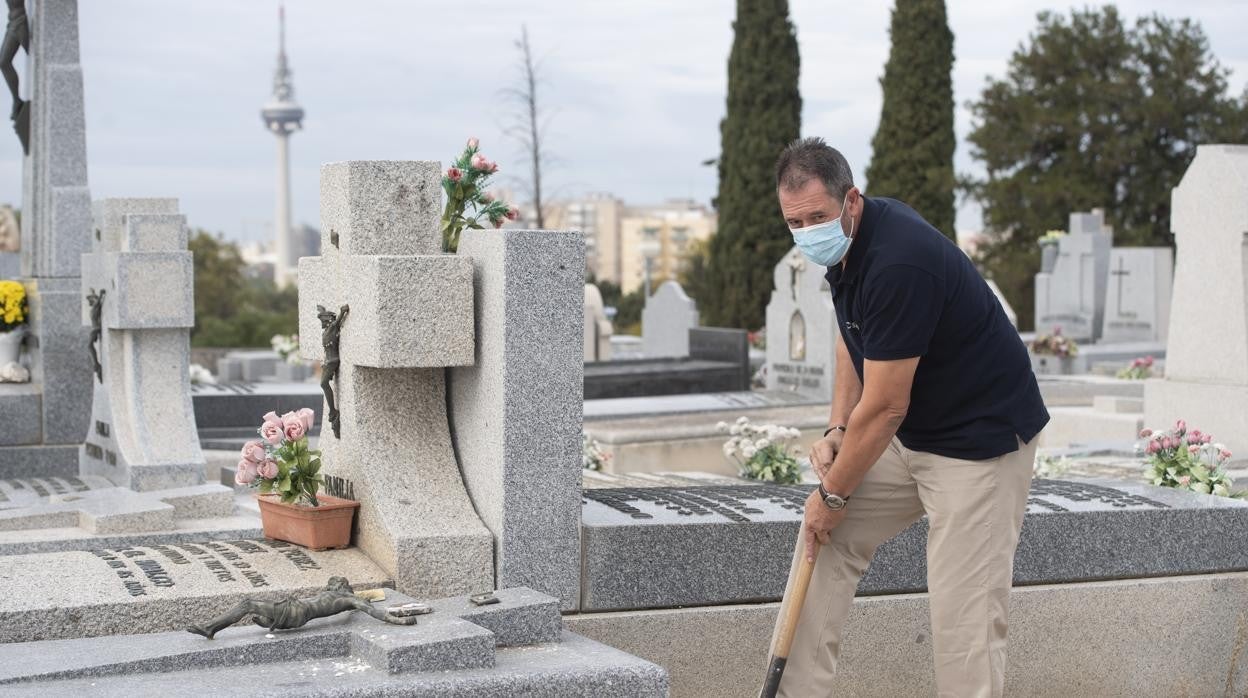 Miguel Valero, enterrador, en una loma de la necrópolis de La Almudena