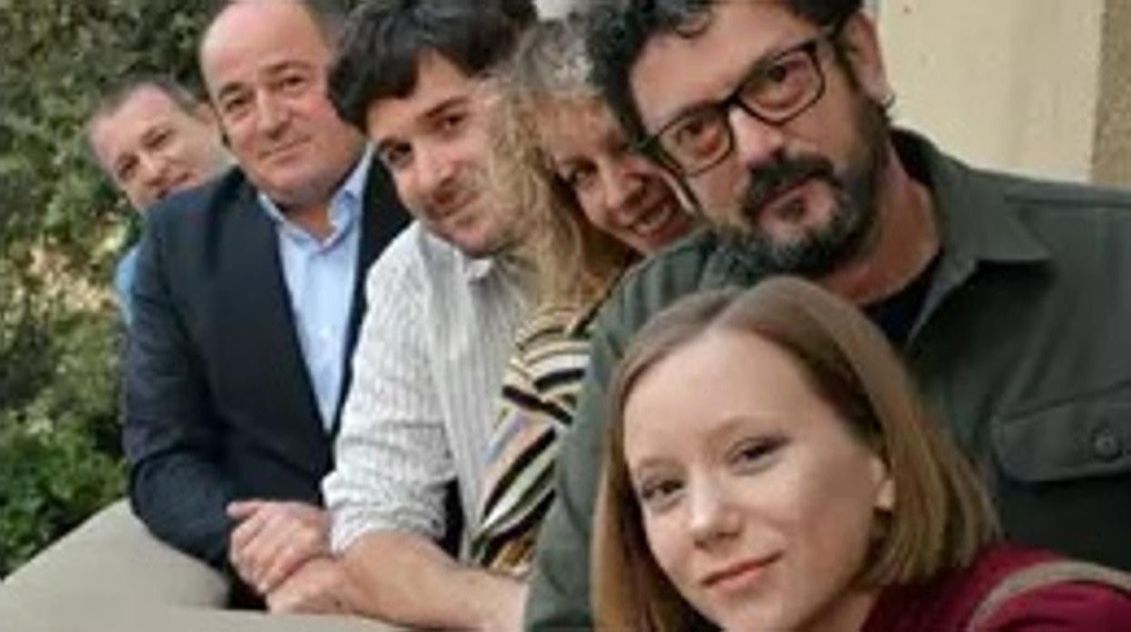 Los protagonistas de la película con el alcalde, Emilio Sáez