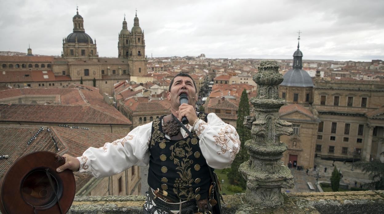 El folclorista salmantino Ángel Rufino de Haro, ''El Mariquelo'', realiza la XXXV edición de su tradicional ascensión a la torre de la Catedral de Salamanca