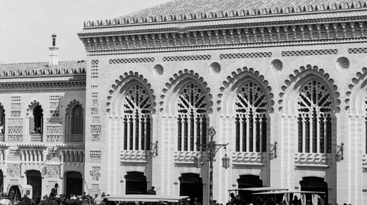 En Toledo, los ómnibus de mulas –sin raíles- comunicaban la Estación de Ferrocarril con Zocodover. Foto de J. Salgado Lancha el dia inaugural de la terminal, el 24 de abril de 1919. Museo del Ferrocarril de Madrid