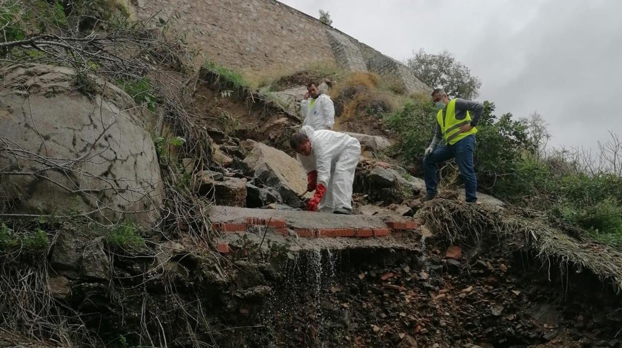 Las lluvias del sábado provocaron una avería en la red de saneamiento en Toledo, en el Paseo de Cabestreros