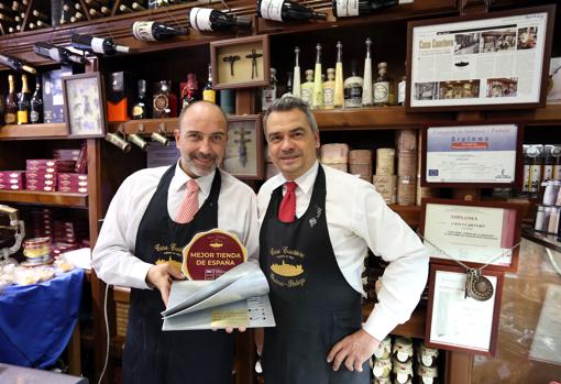 Fernando Cuartero y su 'mano derecha', David, muestran el premio de mejor tienda de España