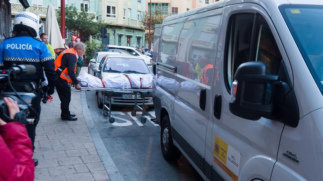 Momento en el que sacaron el cadáver de la mujer, tras hallarse en su domicilio de la plaza Circular de Valladolid