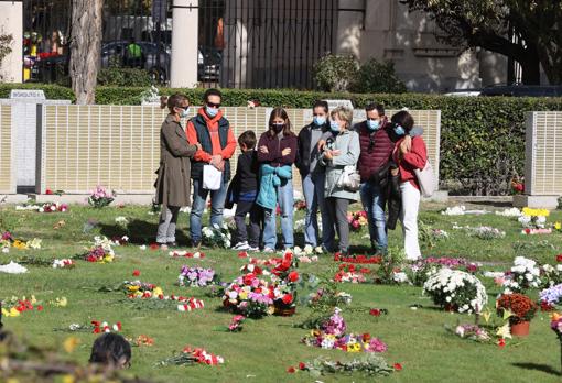 Una familia, en el Jardín del Recuerdo de La Almudena