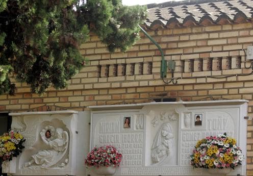 Imagen de los nichos en los que están enterradas las niñas de Alcàsser
