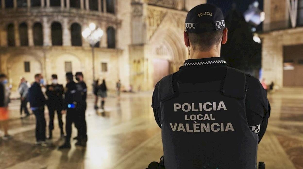 Efectivos de la Policía Local de Valencia en tareas de vigilancia en la noche de Halloween