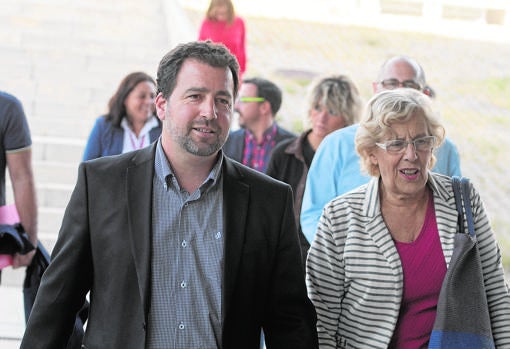 El alcalde de Rivas-Vaciamadrid, Pedro del Cura, junto a la que fuera alcaldesa de Madrid, Manuela Carmena