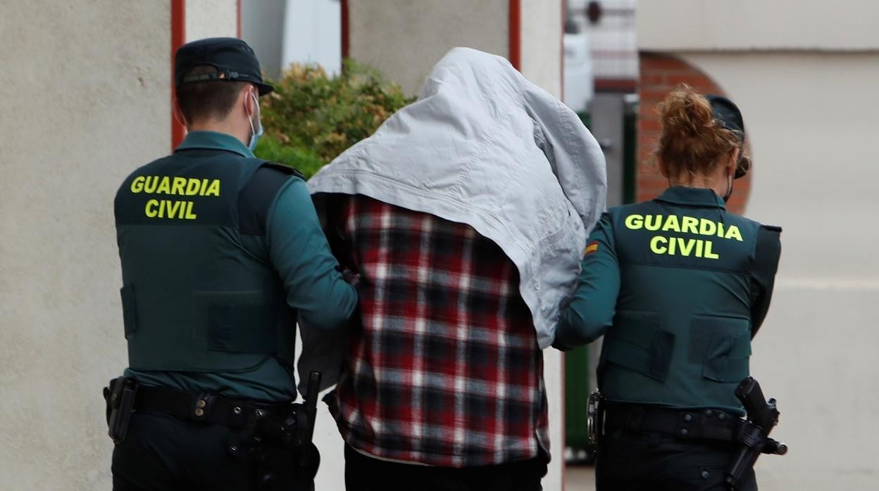 El hombre de 54 años detenido como presunto autor del homicidio de un niño de 9 años en Lardero (La Rioja) el pasado jueves, ha pasado este domingo a disposición del Juzgado de Instrucción número 2 de Logroño