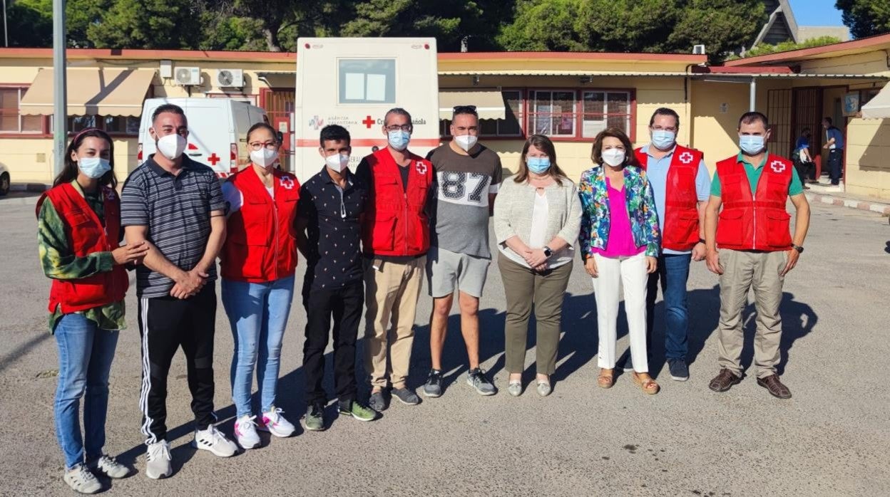 Participantes en «Proyectovida», con la concejal Julia Llopis, durante la visita al CIBE de Cruz Roja