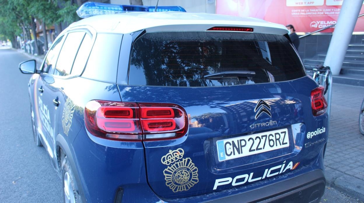 Imagen de archivo de un coche patrulla de la Policía Nacional en Valencia