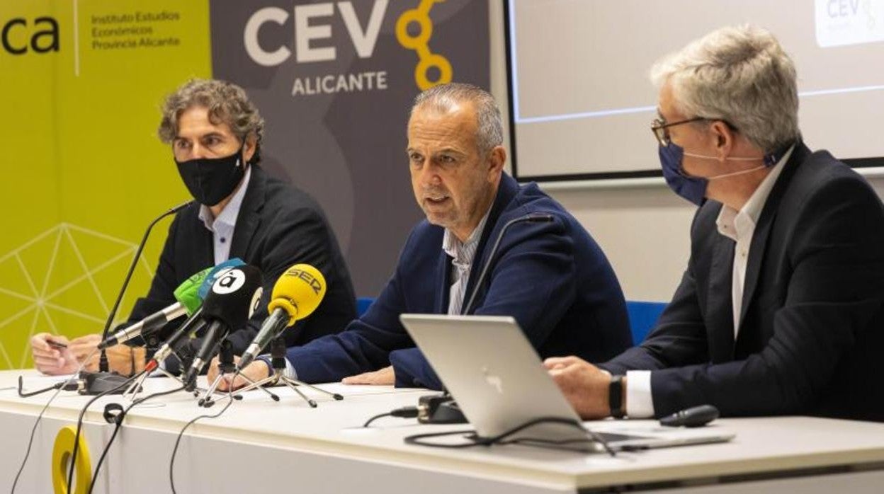 Perfecto Palacio, presidente de la CEV Alicante, durante su intervención