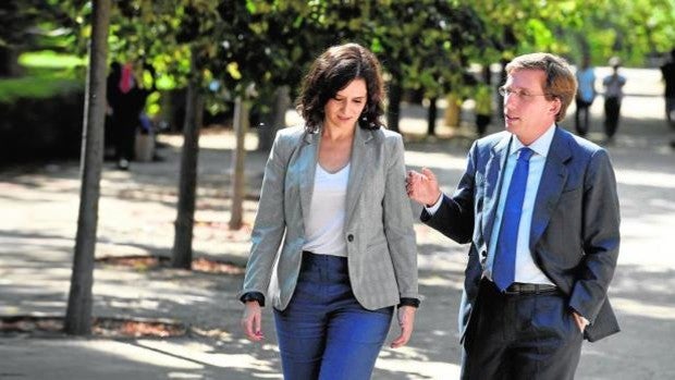 Ayuso y Almeida debatieron sobre quién presidiría el PP-Madrid en una comida previa al Comité Ejecutivo