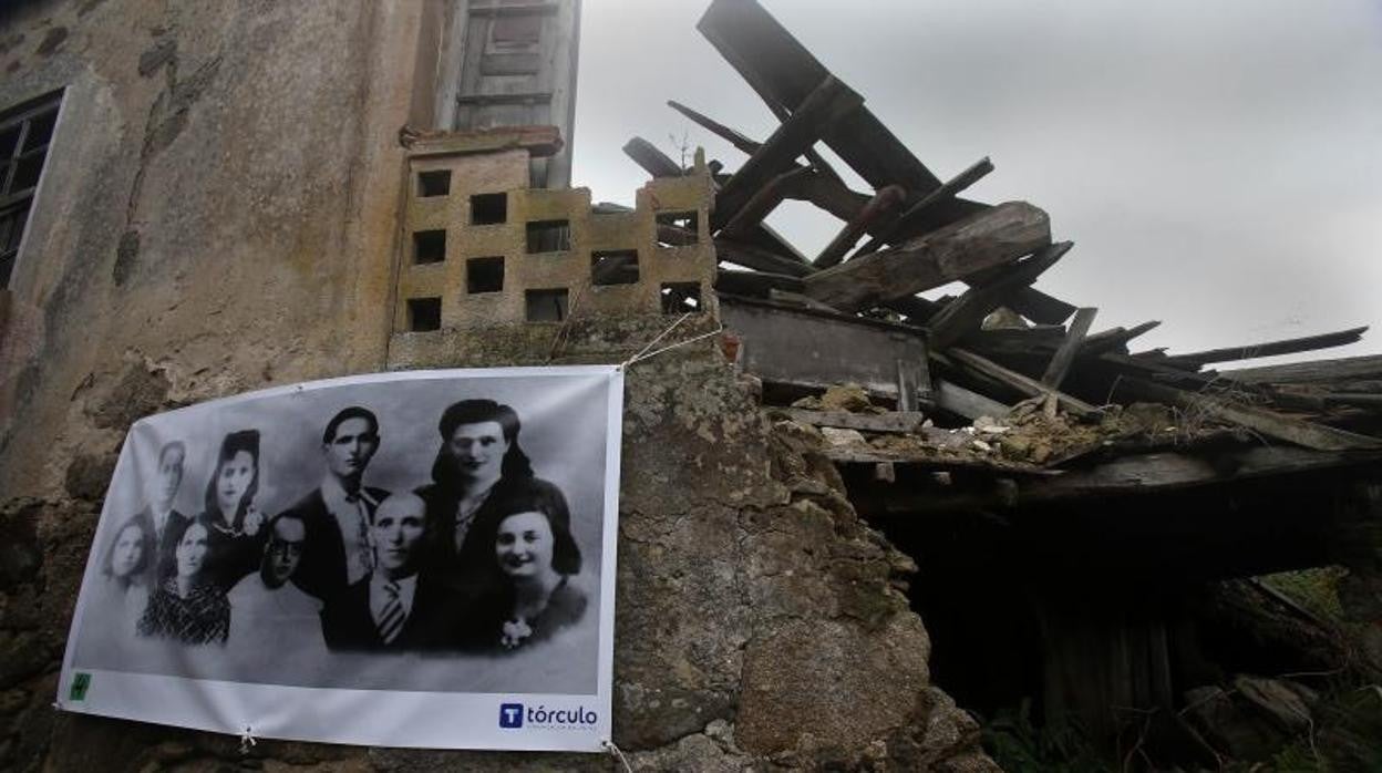 Fotografía antigua de los habitantes de una de las casas en ruinas de Bexán