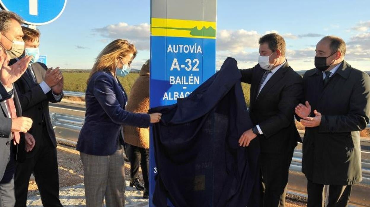 La ministra Sánchez, el presidente Page y el alcalde Sáez, en la apertura