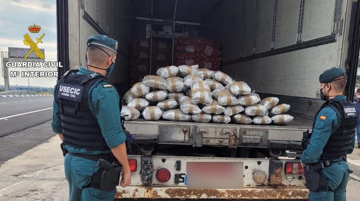 Imagen de los 115 paquetes de marihuana incautados por la Guardia Civil en Castellón