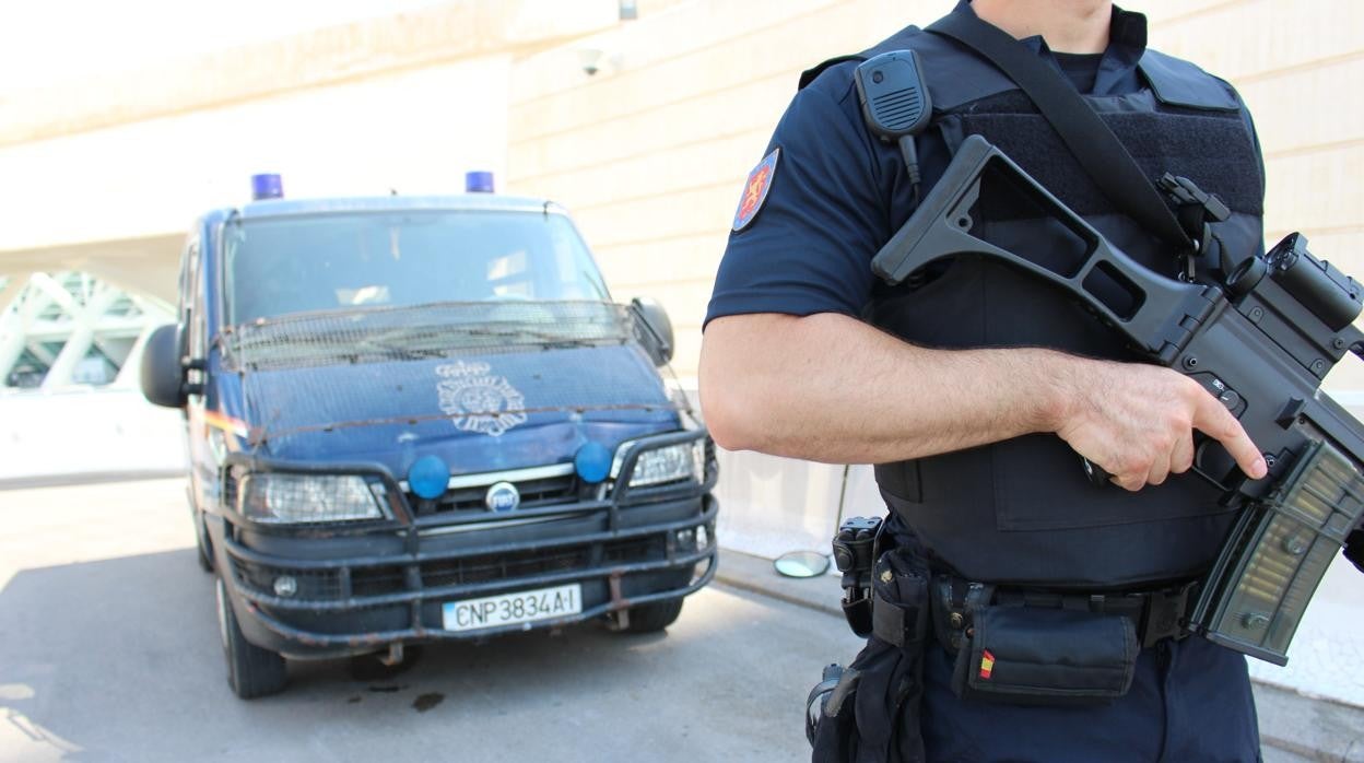 Imagen de un agente de la Policía Nacional delante de un furgón en la ciudad de Valencia