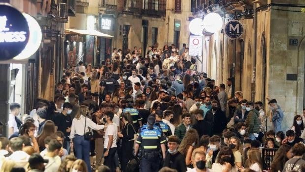 El Ayuntamiento de Salamanca refuerza la presencia policial en el centro para «poner coto a las molestias a los vecinos»