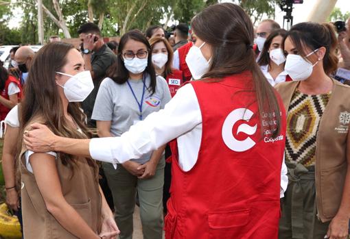 La Reina, con cooperantes españolas, en el Centro de Atención Familiar del Bañado Sur