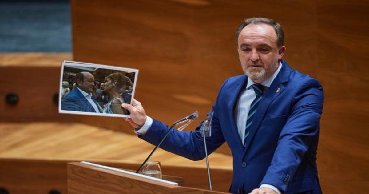 Javier Esparza de Navarra Suma muestra una foto de María Chivite con el presidente del PNV Andoni Ortuzar.