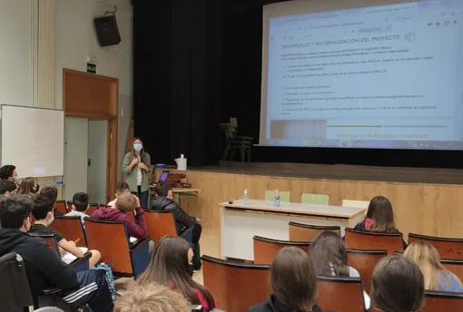 Imagen tomada durante una charla formativa de Carmen Manzano en el instituto Faustí Barberà de Alaquás (Valencia)