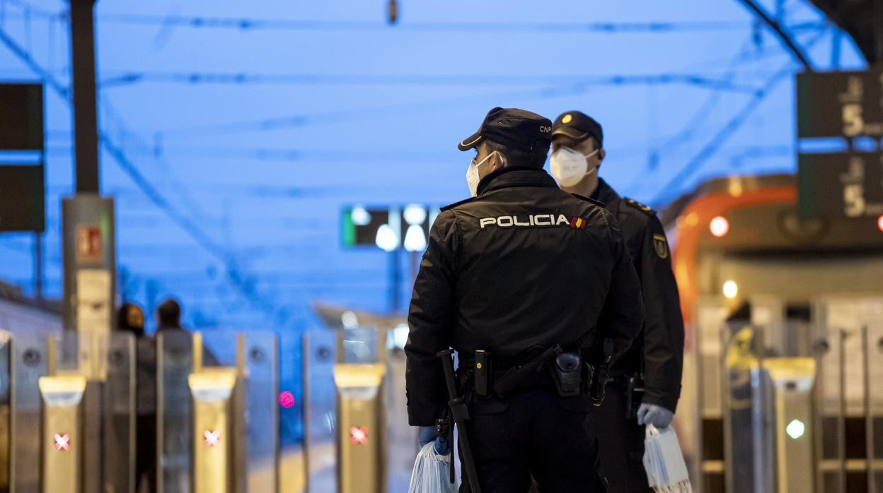 Imagen de archivo de unos agentes de la Policía Nacional tomada en Valencia