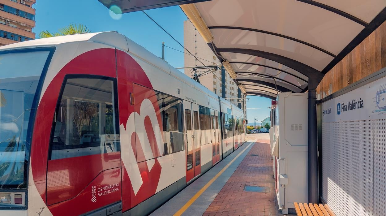 Imagen de un tranvía del Metro de Valencia a su llegada a Feria Valencia