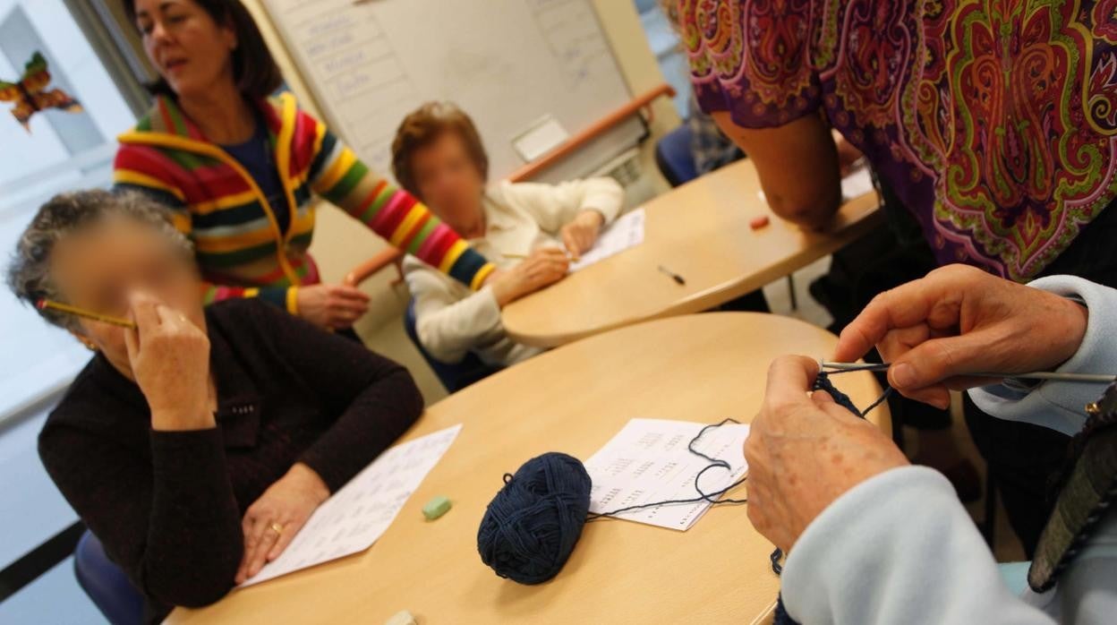 Mayores en un taller de un servicio de respiro familiar