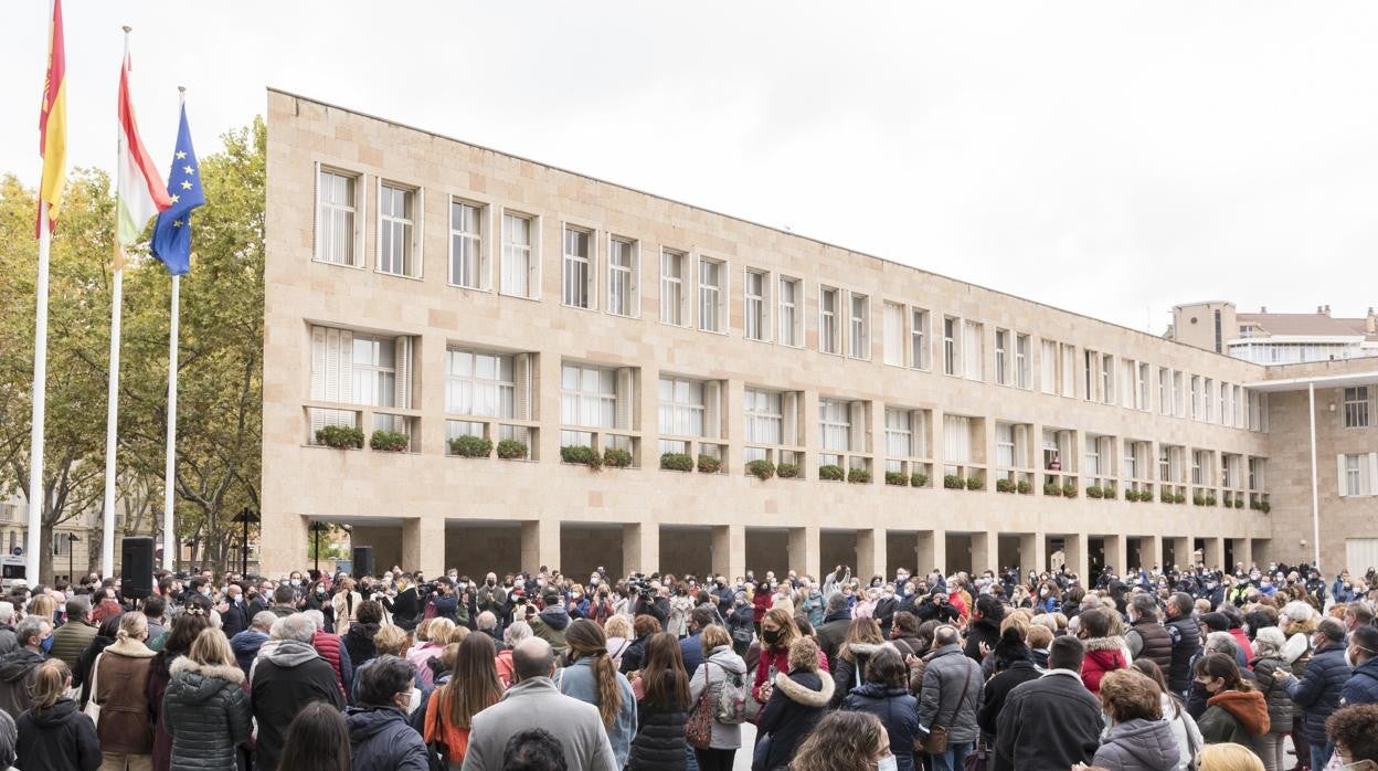 El Ayuntamiento de Logroño convocó el pasado día 4 de noviembre un minuto de silencio en repulsa por el crimen cometido en Lardero