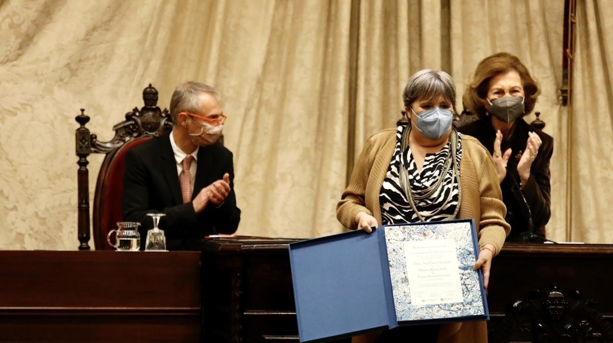 La poeta Ana Luisa Amaral recoge el galardón de manos de la Reina Sofía, que da nombre al premio