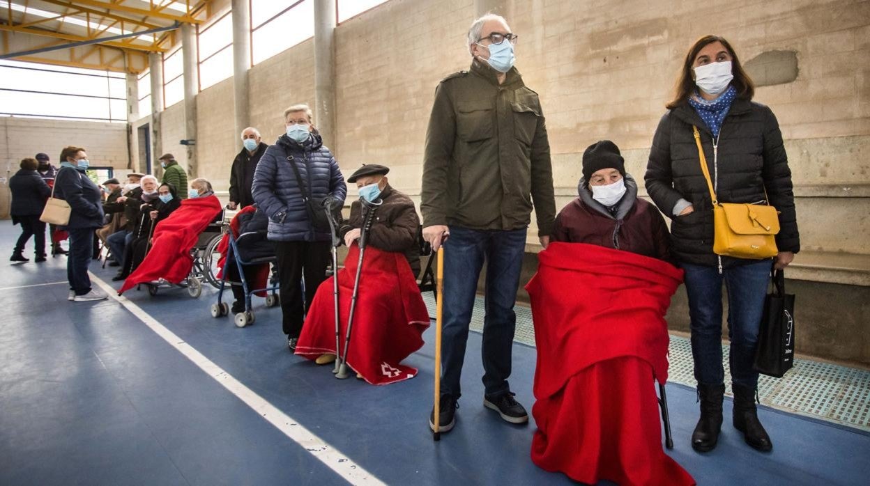 El PSOE denuncia «la fila de la vergüenza» de la vacunación a los mayores salmantinos