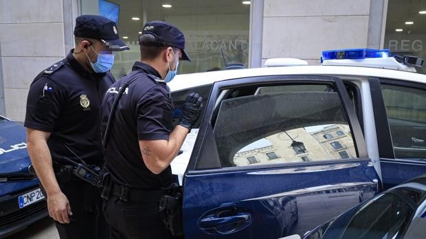 Un hombre agrede a su pareja y los familiares de la mujer se vengan acuchillándolo en Alicante