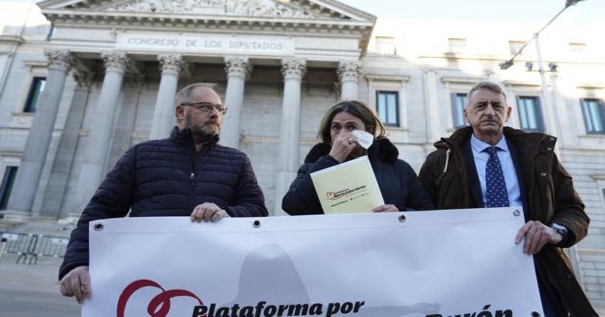 Marisol Burón junto a Antonio del Castillo y el portavoz de la Plataforma, Mariano Navarro