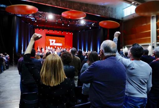 Puños en alto en el congreso del PSOE aragonés que ha elegido a Lambán secretario regional del partido