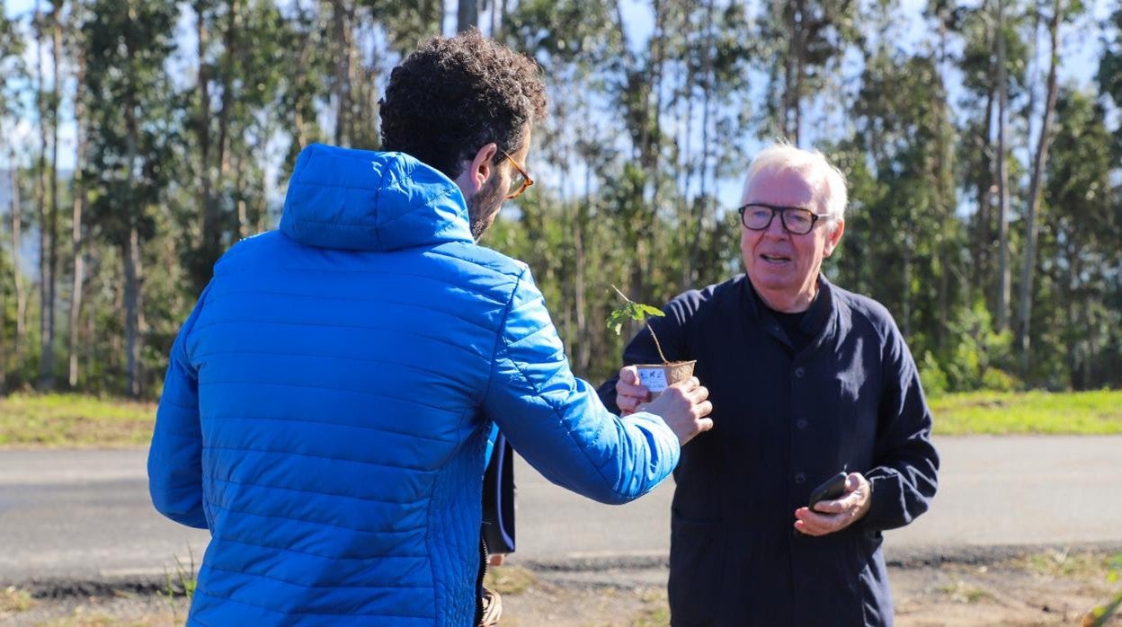 David Chipperfield recoge una planta de castaño durante su visita a Rianxo