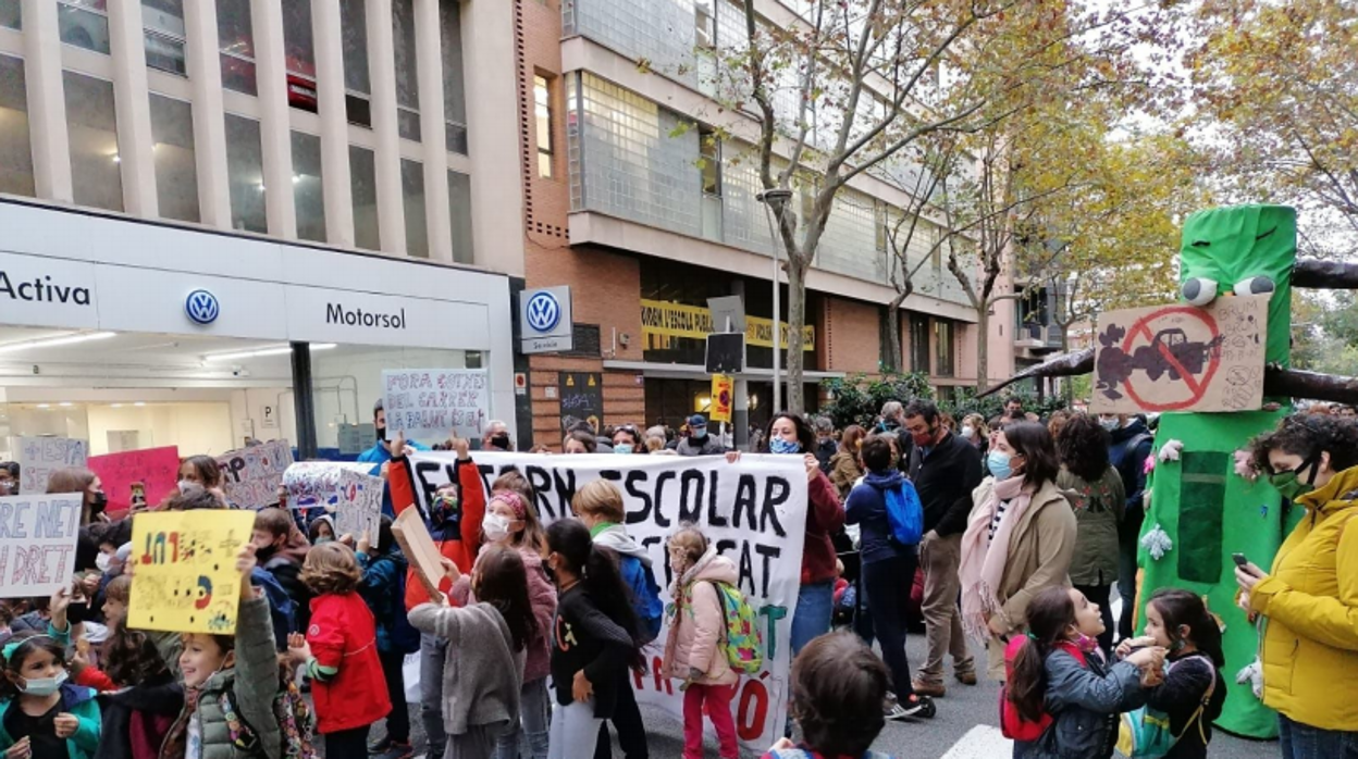 Niños concentrados en la puerta de su colegio